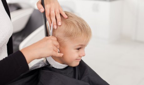 Artisan coiffeur pour une coupe de cheveux de garçon moderne Maubec